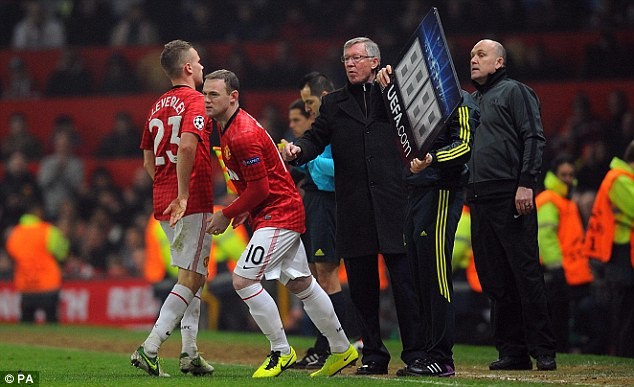 Rooney được Sir Alex tung vào sân ở phút 73.